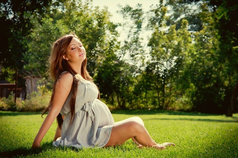 идея фотосессии беременной на траве