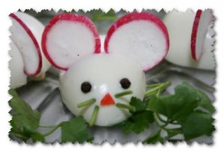 Желток куриного яйца содержит большое количество витамина D, а также группы витамины B, К, Е.